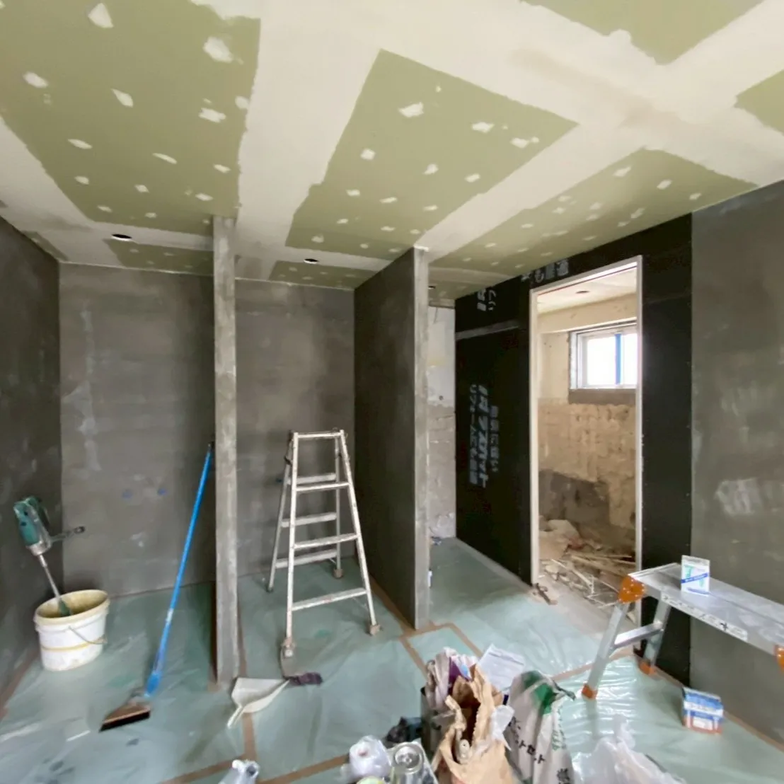 【内装塗装工事｜パテ処理〜天井塗装仕上げまで】