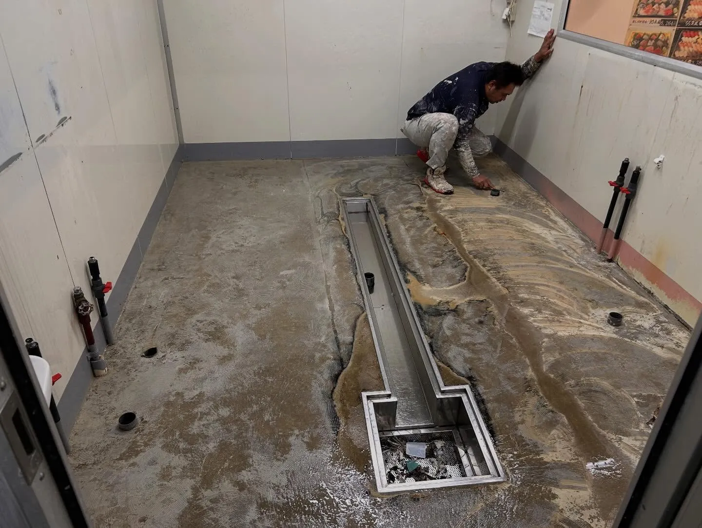 【北谷町｜鮮魚販売店様 作業場床 防水・防滑塗装工事】