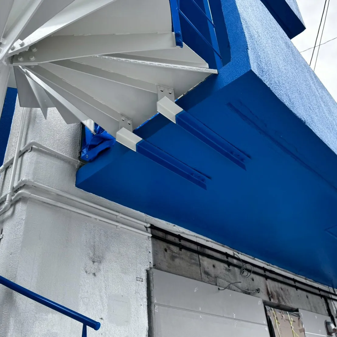 📍那覇市牧志｜外壁塗装・施設鉄骨階段塗装工事